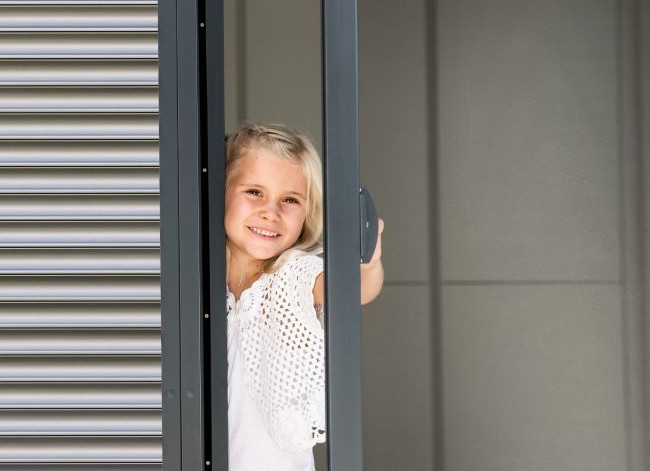 MaiFen GmbH - Fenster- u. Sonnenschutztechnik 2 Mädchen öffnete eine Insektenschutztür-Drehtüre