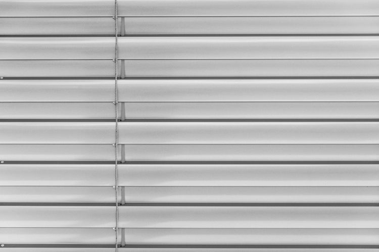 Detailansicht von außen eines grauen Raffstores