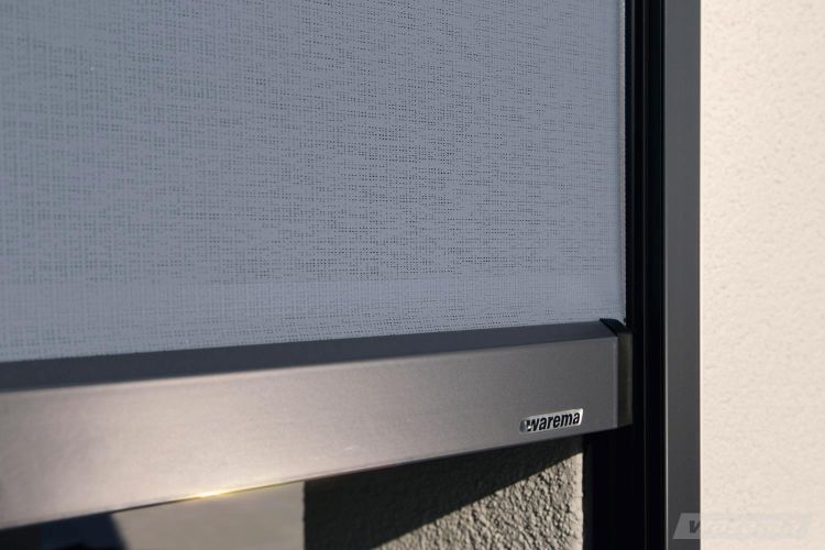 Detailansicht eines grauen Zip-Screens der Marke Warema
