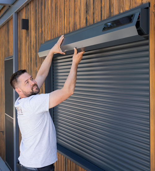 Über uns 1 Mitarbeiter von MaiFen GmbH montiert einen Solar-Rollladen