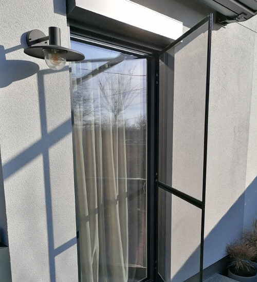 Insektenschutz 16 geöffnete Insektenschutz-Drehtüre die zur Terrasse führt