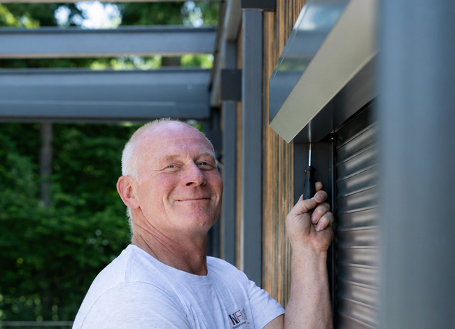 MaiFen GmbH - Fenster- u. Sonnenschutztechnik 3 MaiFen Mitarbeiter mit Schraubenschlüssel an der Reparatur eines Sonnenschutz-Rollladen