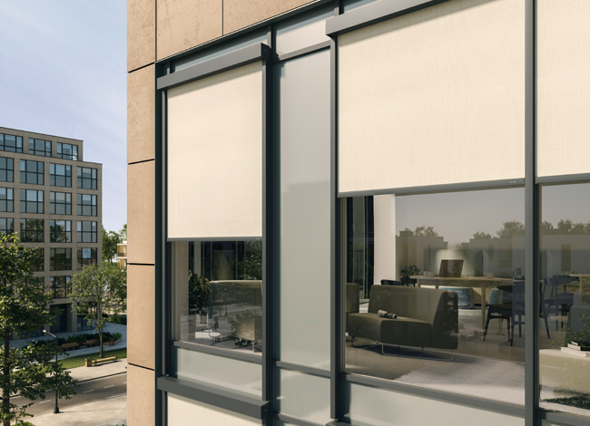 moderne Wohnhausanlage in der Stadt mit halbgeöffneten Zip-Screens vor den Fenstern als Sonnenschutz
