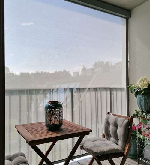 Solar-Rollladen 9 geschlossener Solar-Zip-Screen auf einem Balkon mit Blick vom Balkon nach draußen