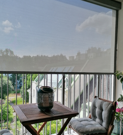 Solar-Rollladen 8 halbgeschlossener Zip-Screen auf einem Balkon mit Blick vom Balkon nach draußen
