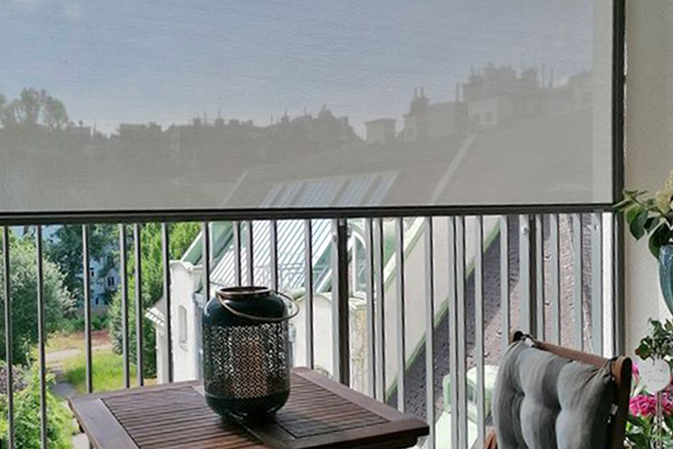 halbgeschlossener Zip-Screen auf einem Balkon mit Blick vom Balkon nach draußen